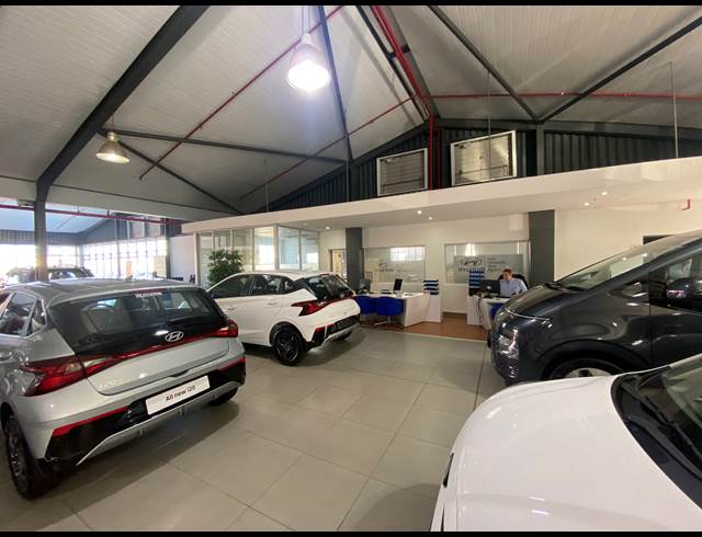 1,903M² SHOWROOM TO LET IN PAARDEN EILAND
