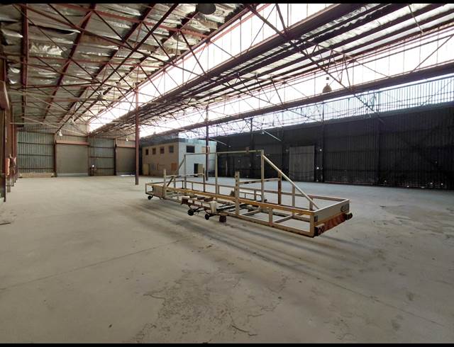 1,100M² WAREHOUSE TO LET IN CLAYVILLE