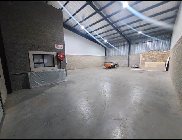 320M² FACTORY TO LET IN APEX