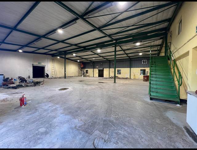1,060M² WAREHOUSE TO LET IN GATEWAY INDUSTRIAL PARK