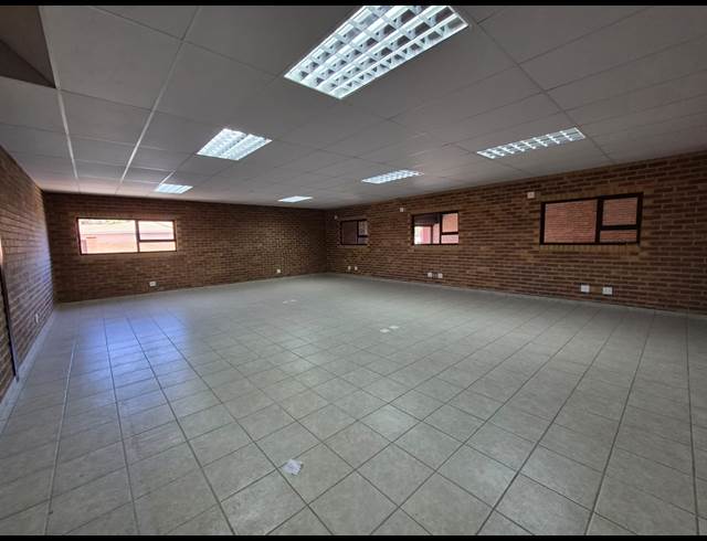 530M² WAREHOUSE TO LET IN POMONA
