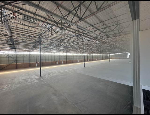 2,250M² WAREHOUSE TO LET IN AIRPORT PARK