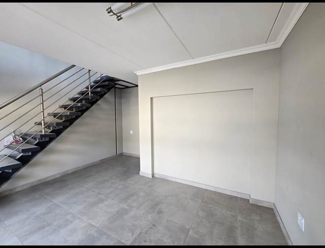 350M² WAREHOUSE TO LET IN CLEVELAND