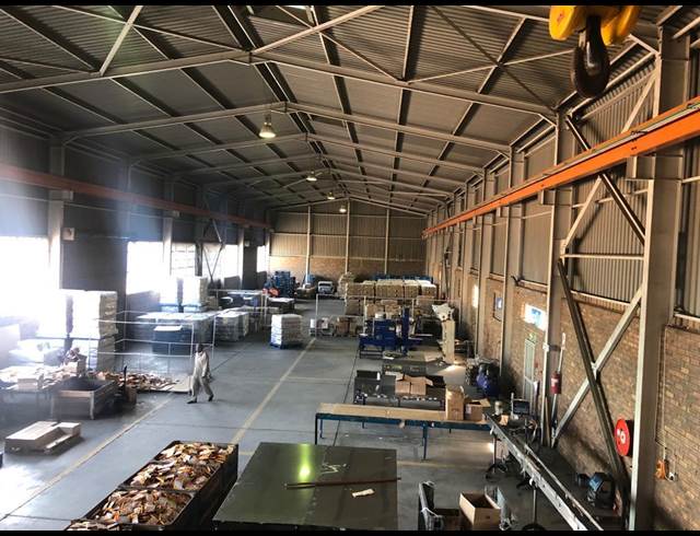 1,000M² WAREHOUSE TO LET IN APEX