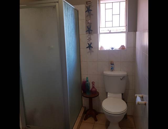 2 bed property to rent in LANGENHOVEN PARK