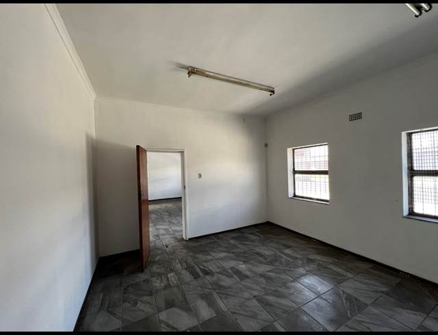800M² WAREHOUSE TO LET IN PAROW INDUSTRIAL