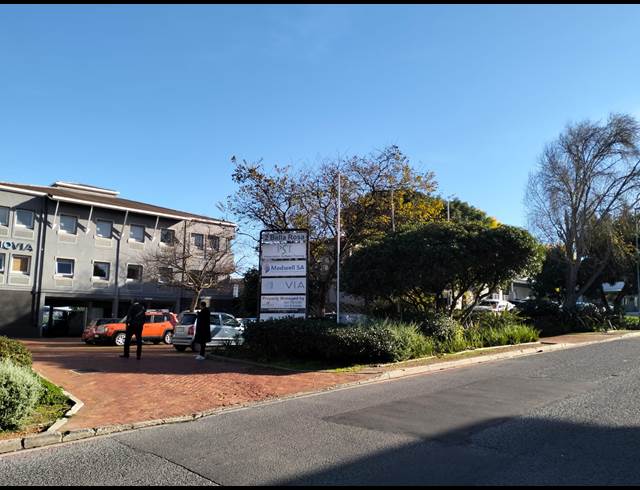 422M² BUSINESS CENTRE TO LET IN ROSENPARK