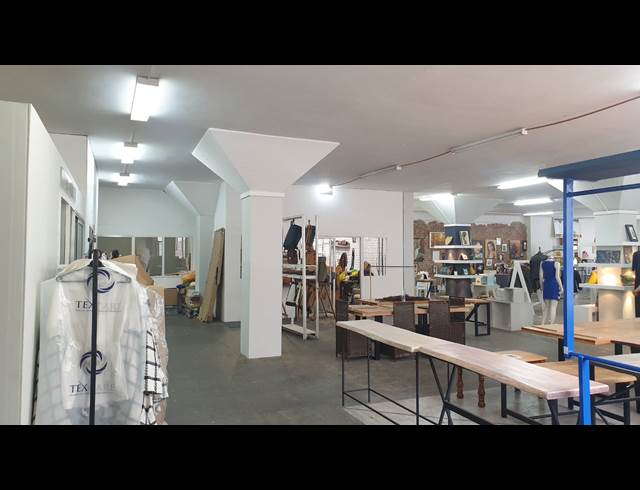 800M² SHOWROOM TO LET IN WOODSTOCK