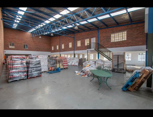1,049M² INDUSTRIAL YARD TO LET IN HALFWAY HOUSE