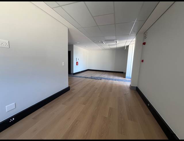 1,219M² WAREHOUSE TO LET IN STIKLAND INDUSTRIAL