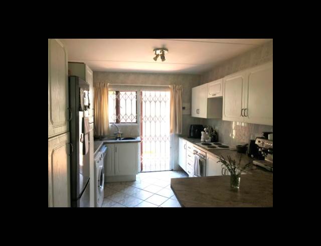 2 bed property to rent in GREENSIDE