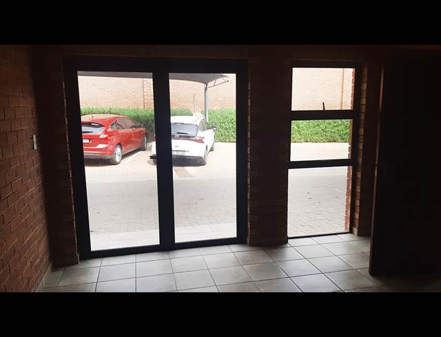 530M² WAREHOUSE TO LET IN POMONA