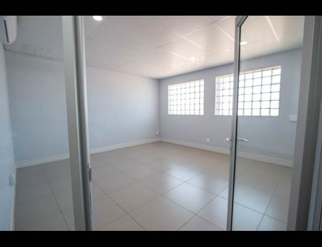 1,545M² WAREHOUSE TO LET IN HALFWAY HOUSE