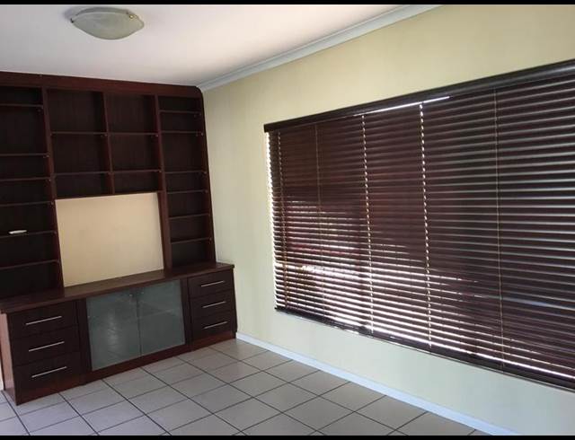 3 BEDROOM PROPERTY TO RENT IN UITZICHT