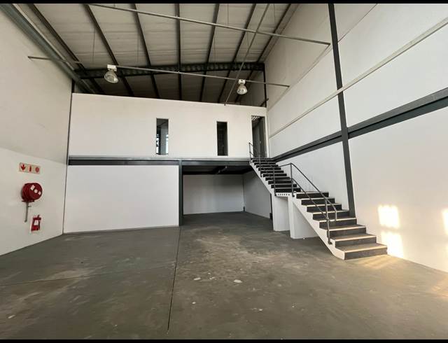 196M² WAREHOUSE TO LET IN MEADOWDALE