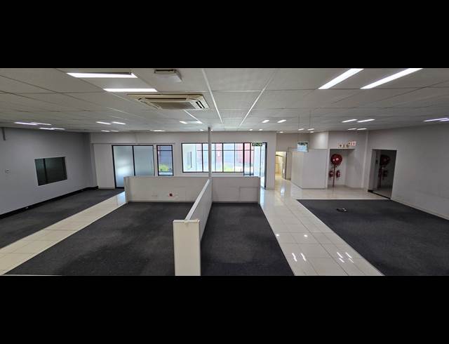 1,050M² SHOWROOM TO LET IN NORTH RIDING