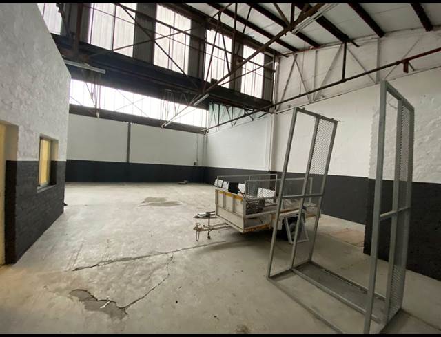 253M² WAREHOUSE RENTED IN EPPING INDUSTRIAL