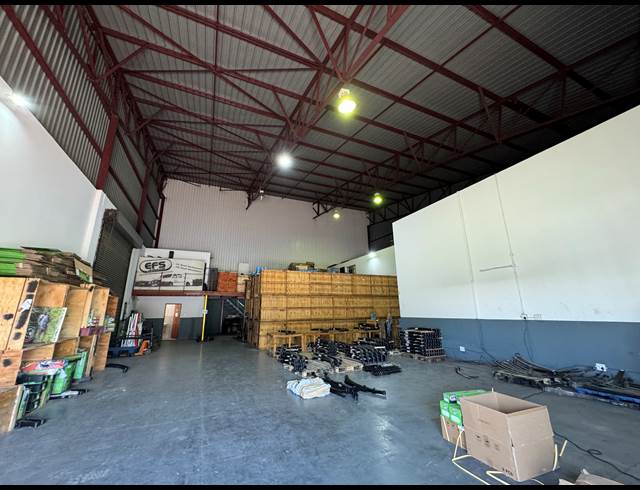 620M² WAREHOUSE TO LET IN JET PARK