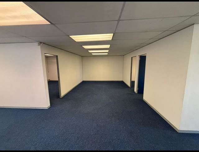 100M² OFFICE TO LET IN EPPING INDUSTRIAL