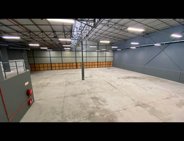 1,100M² WAREHOUSE TO LET IN LOUWLARDIA