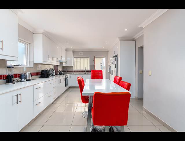 6 BEDROOM FREESTANDING RENTED IN TABLE VIEW