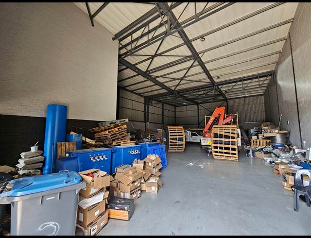 519M² WAREHOUSE TO LET IN STIKLAND INDUSTRIAL