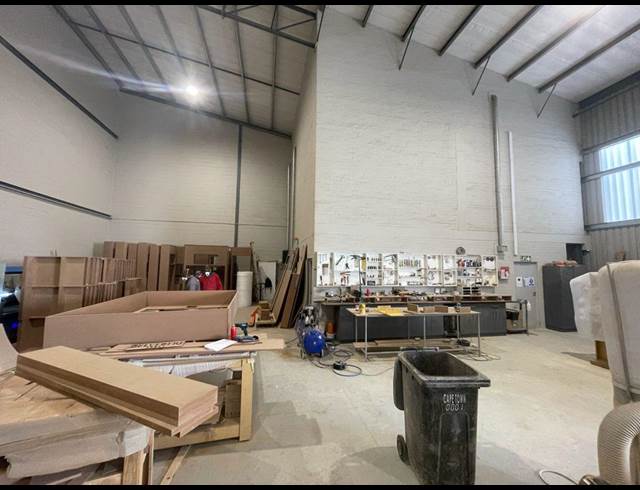 494M² WAREHOUSE RENTED IN STIKLAND INDUSTRIAL