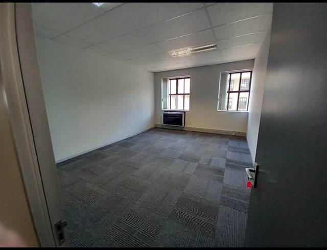 626M² OFFICE TO LET IN BRYANSTON