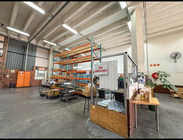 1,370M² WAREHOUSE TO LET IN WESTMEAD