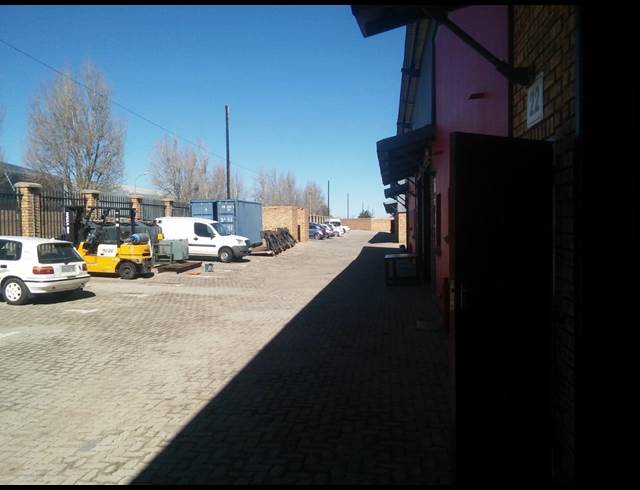 120M² WAREHOUSE TO LET IN AUREUS