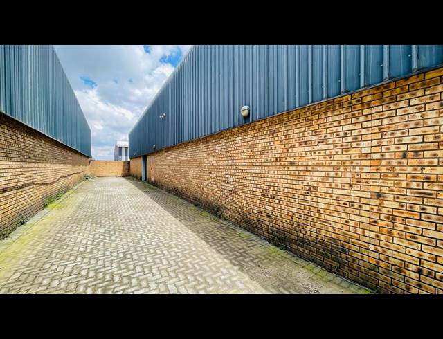 720M² WAREHOUSE TO LET IN RAND LEASE
