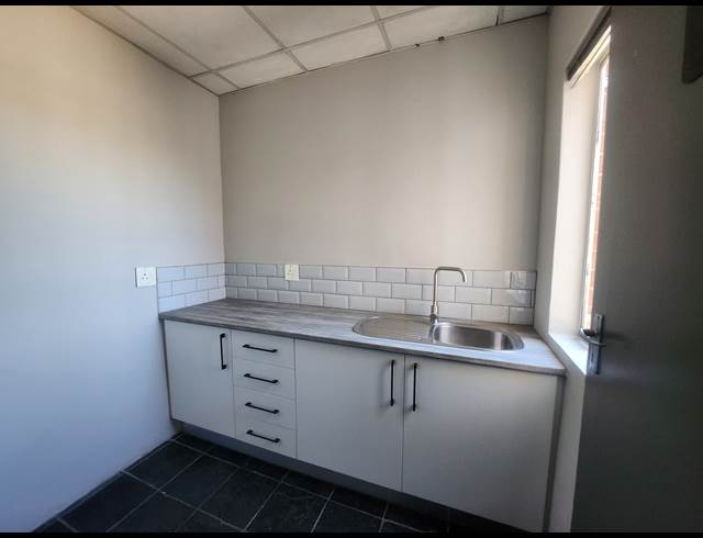 261M² OFFICE TO LET IN HALFWAY HOUSE