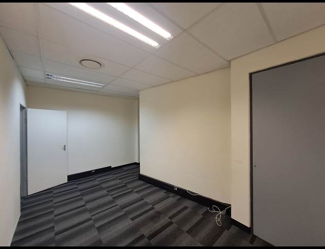 104M² OFFICE TO LET IN HYDE PARK