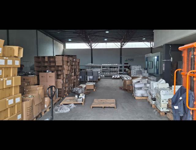 900M² WAREHOUSE TO LET IN APEX