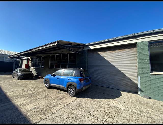 1,903M² SHOWROOM TO LET IN PAARDEN EILAND