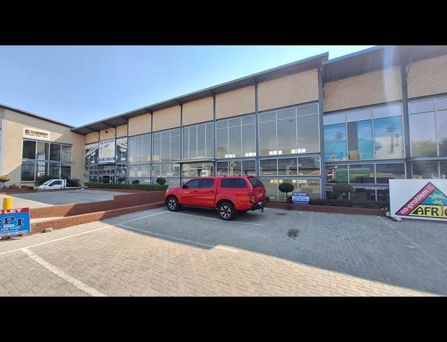 483M² SHOWROOM TO LET IN NORTH RIDING