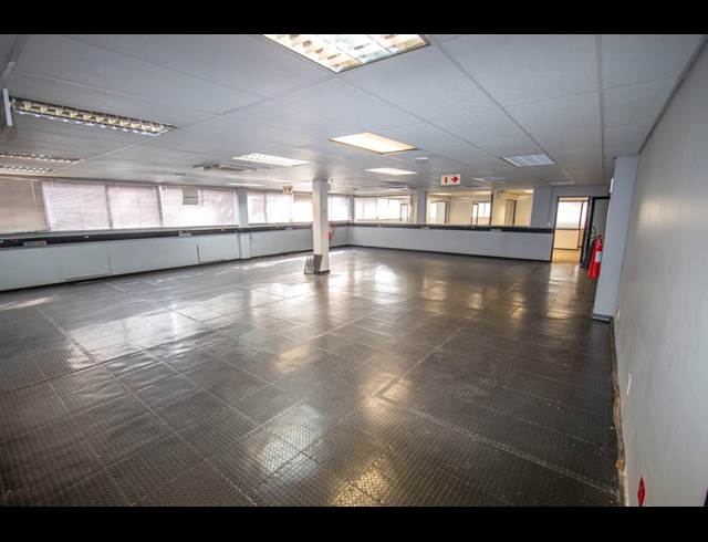 2,359M² WAREHOUSE TO LET IN HALFWAY HOUSE