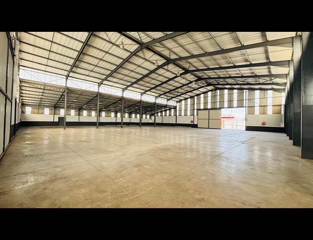 2,100M² WAREHOUSE TO LET IN DUNCANVILLE