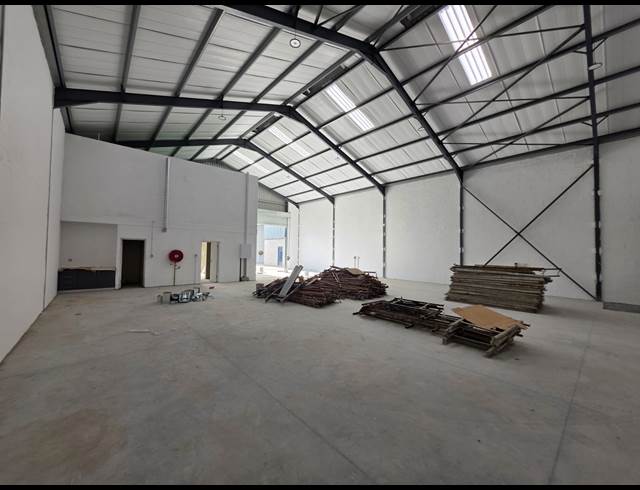 863M² WAREHOUSE TO LET IN FIRGROVE INDUSTRIAL ESTATE