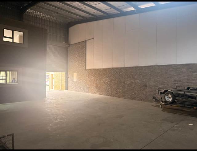 290M² WAREHOUSE TO LET IN APEX