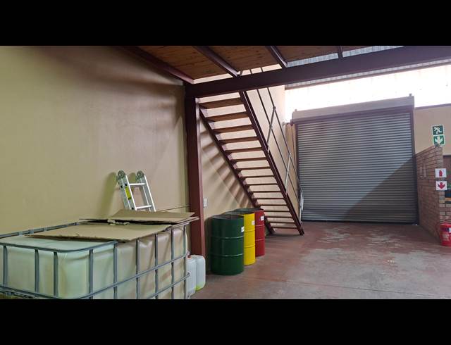 138M² WAREHOUSE TO LET IN RIVERSIDE PARK