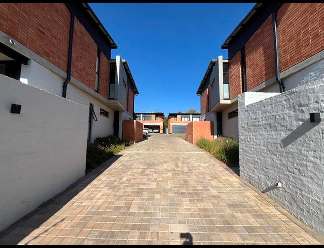 3 BEDROOM PROPERTY TO RENT IN MENLO PARK