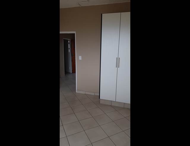 2 bed property to rent in KEMPTON PARK CBD