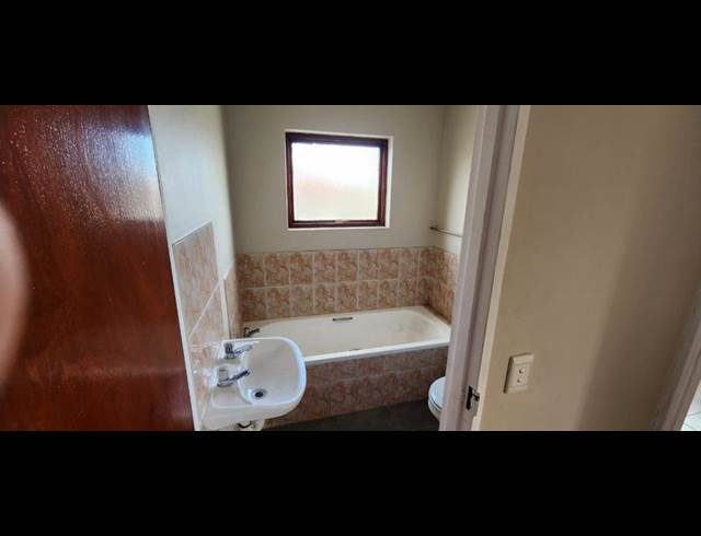 2 BEDROOM PROPERTY TO RENT IN GOODWOOD CENTRAL