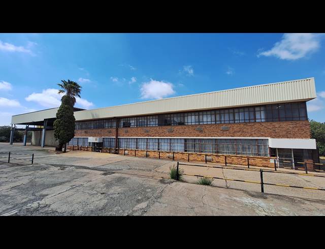 3,890M² FACTORY TO LET IN FACTORIA