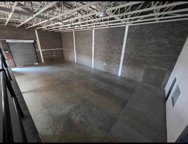 1,100M² WAREHOUSE TO LET IN STORMILL