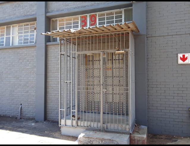 120M² WAREHOUSE TO LET IN ROBERTSHAM