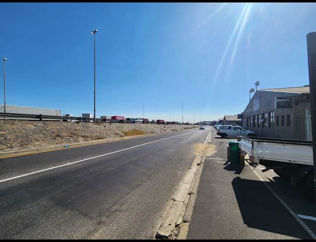 1,400M² WAREHOUSE TO LET IN PAARDEN EILAND