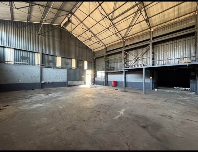 349M² WAREHOUSE TO LET IN MANUFACTA
