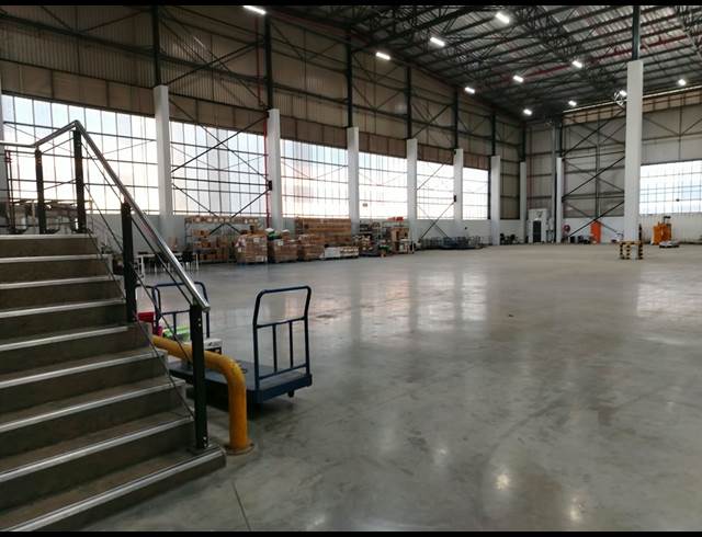 3,694M² WAREHOUSE TO LET IN CORNUBIA